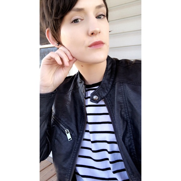 Meet your Posher, Adrienne - Picture 1 of 2